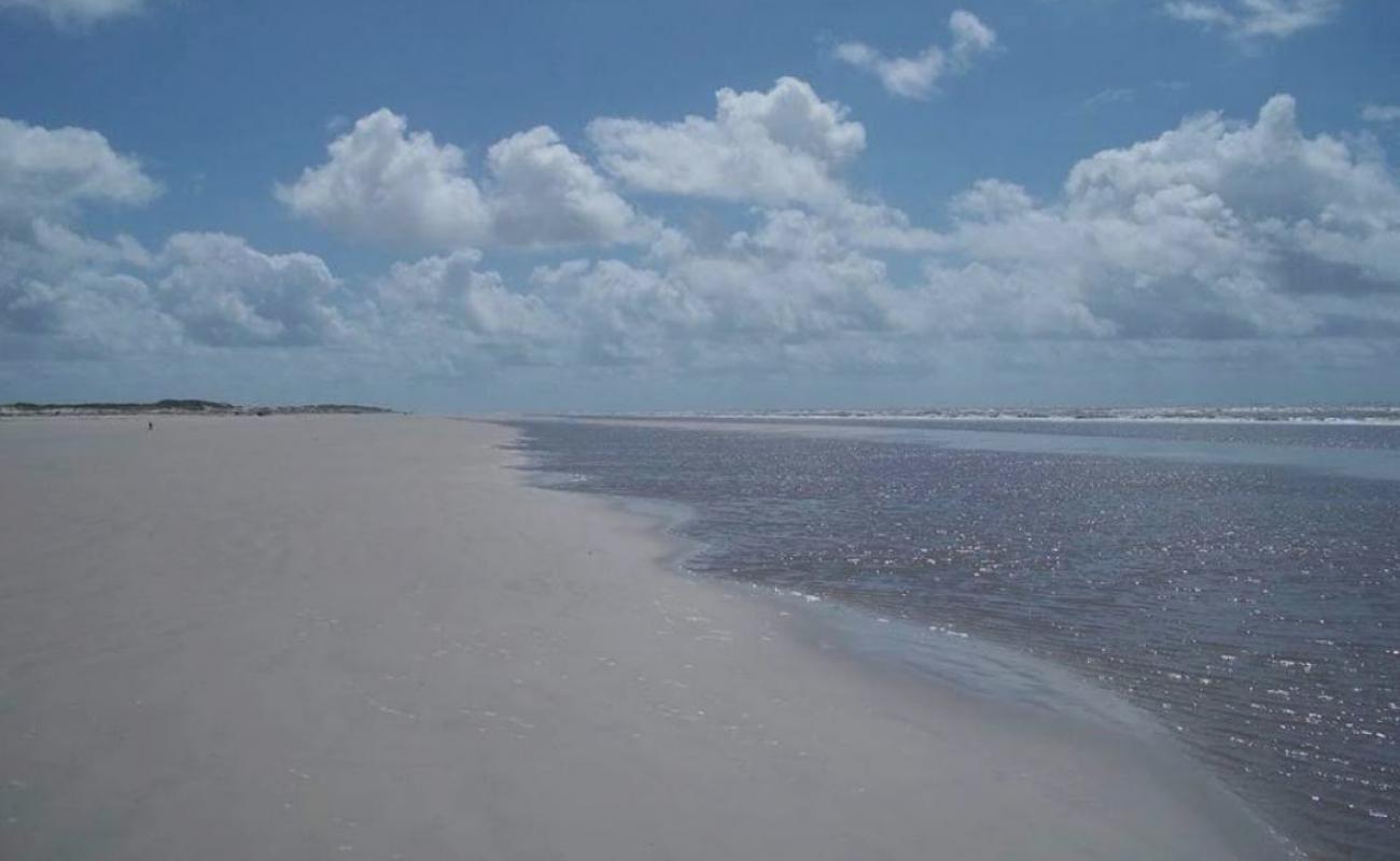 Photo de Praia de Mangunca avec sable lumineux de surface