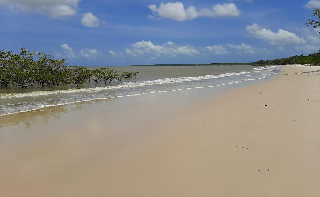 Photo de Praia da Vila do Penha avec sable lumineux de surface
