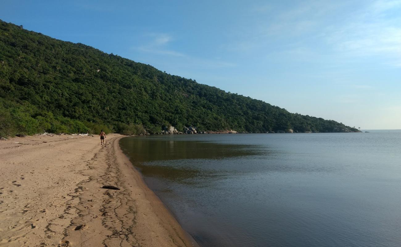 Photo de Praia do Sitio avec sable lumineux de surface