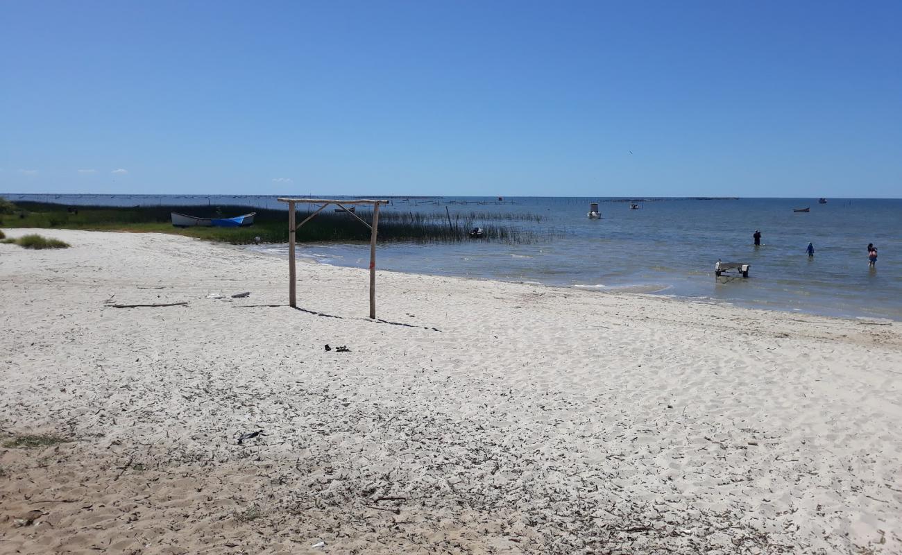 Photo de Estreito Beach avec sable lumineux de surface