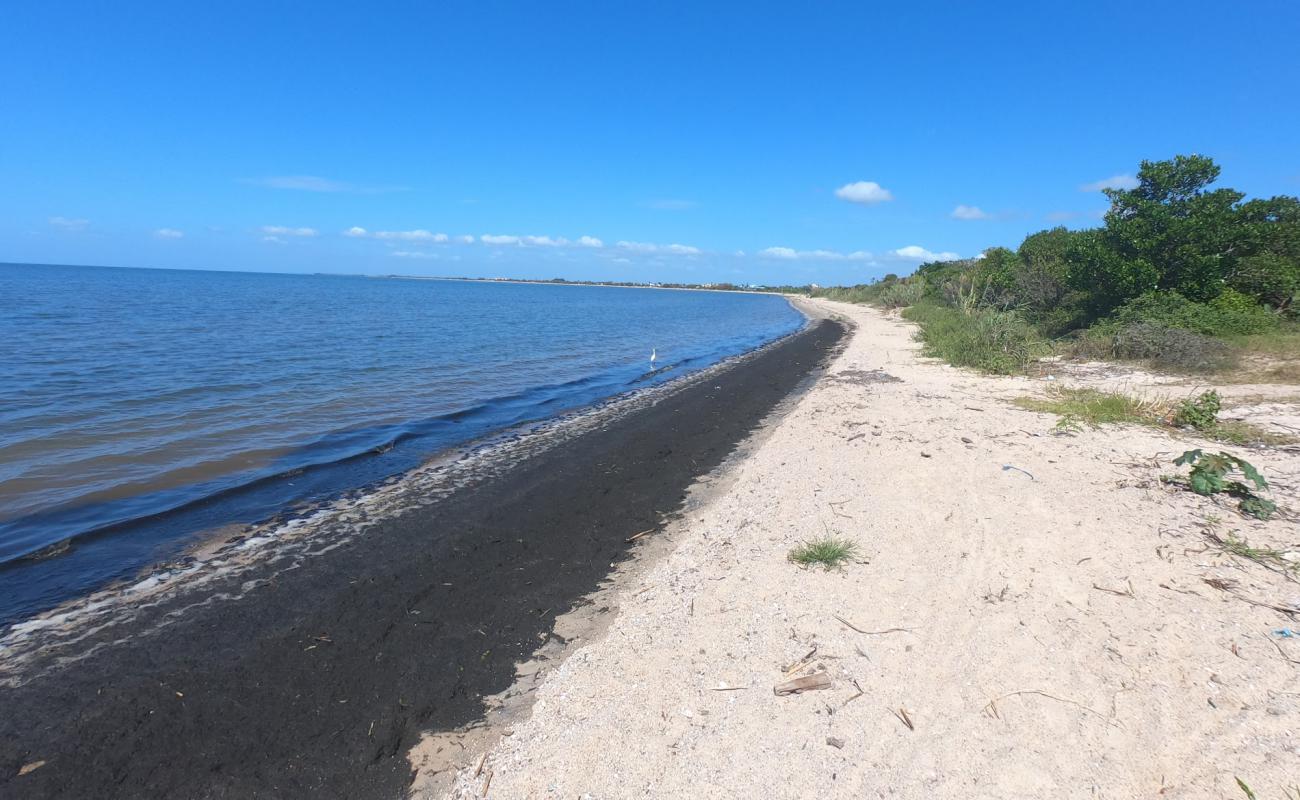 Photo de Do Barro Duro Beach avec sable lumineux de surface