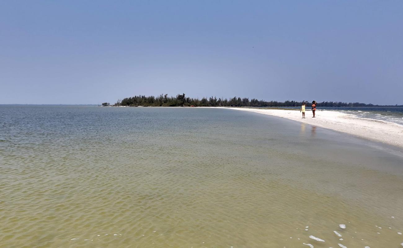 Photo de Praia do Pneu avec sable lumineux de surface