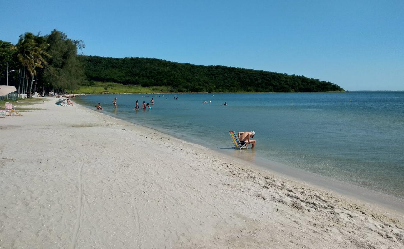 Photo de Praia dos Ubas avec sable lumineux de surface