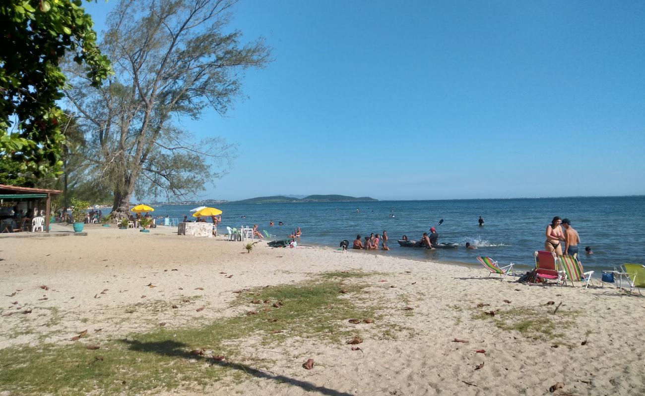 Photo de Araruama Lagoon Beach avec sable lumineux de surface