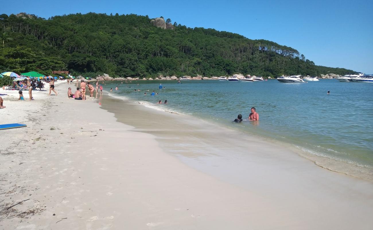 Photo de Praia do Tingua avec sable fin et lumineux de surface