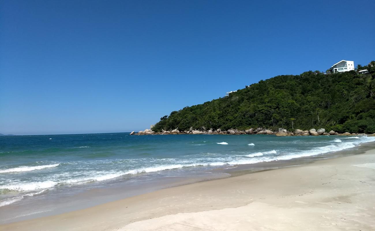 Photo de Praia das Cordas avec sable fin et lumineux de surface