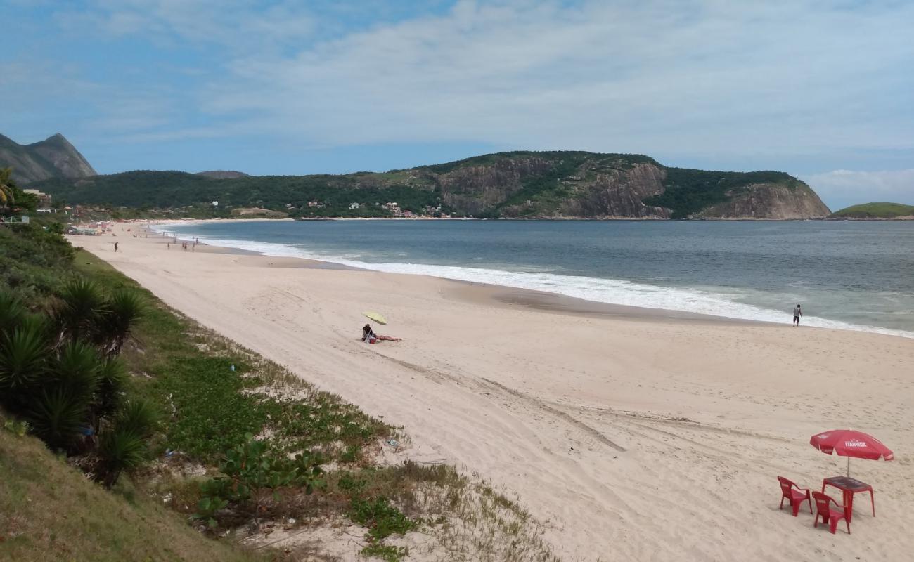 Photo de Praia de Camboinhas avec sable beige fin de surface