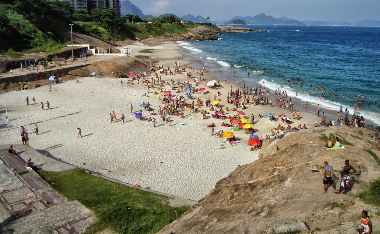 Photo de Praia do Diabo avec sable fin et lumineux de surface