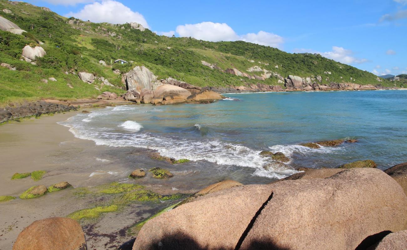 Photo de Praia Do Gravata avec sable beige de surface