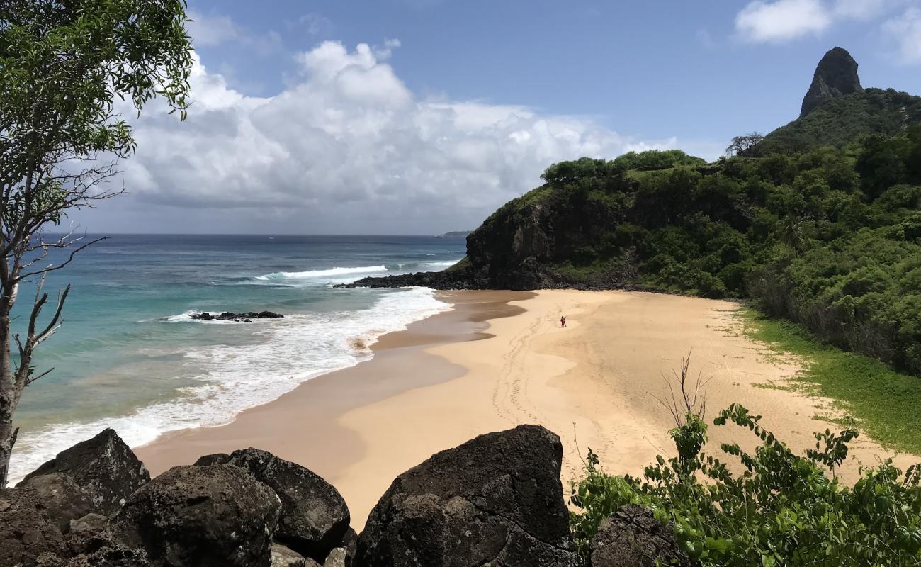 Photo de Praia do Americano avec sable fin et lumineux de surface