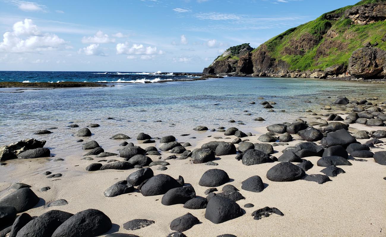 Photo de Praia do Atalaia avec sable brillant et rochers de surface