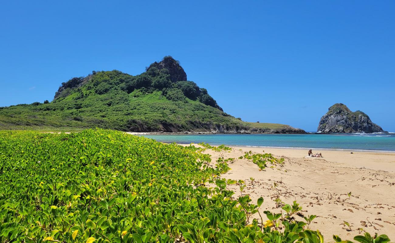 Photo de Praia do Sueste avec sable lumineux de surface