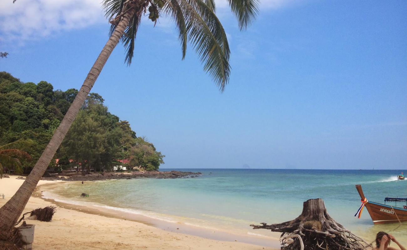 Photo de Ao Nun Beach avec sable beige de surface