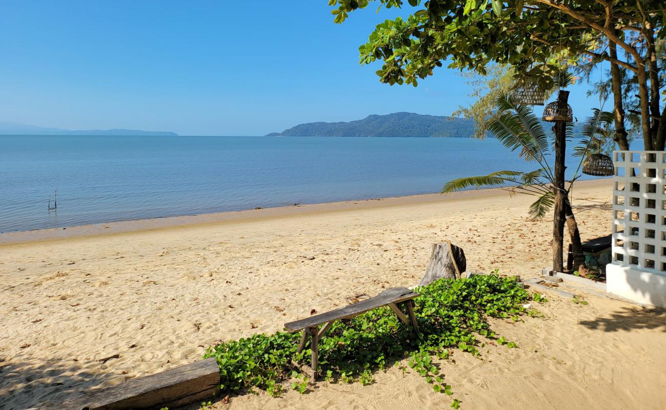Photo de Pak Bara Beach avec sable beige de surface