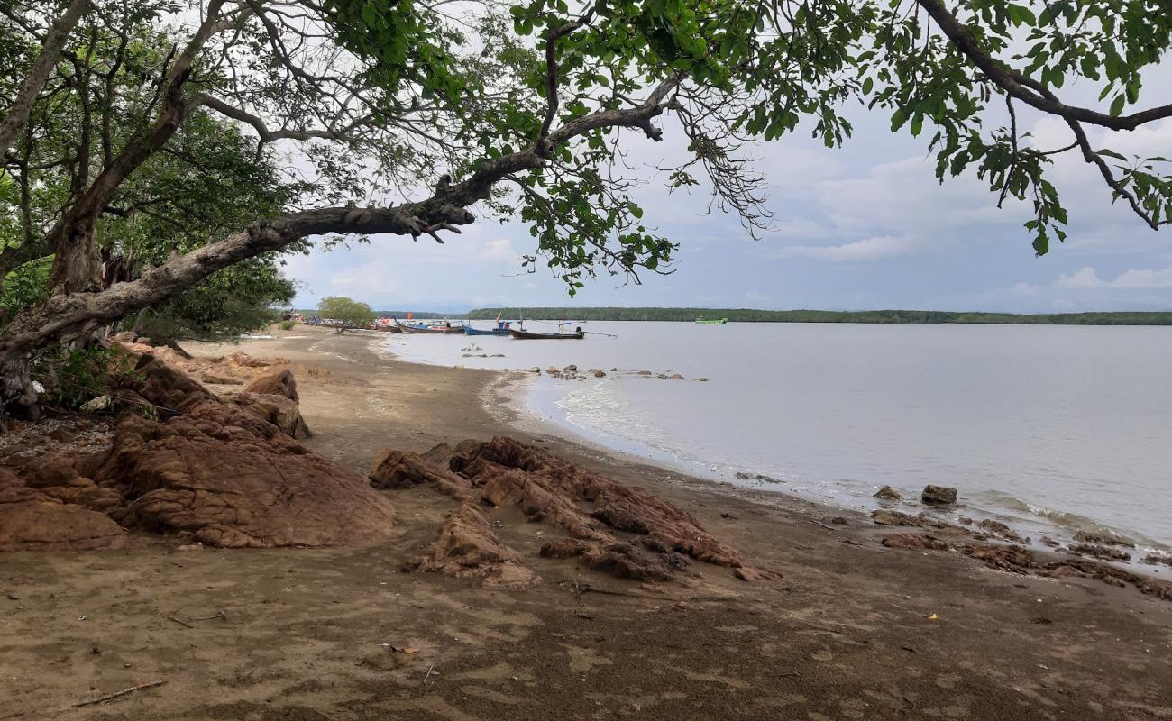 Photo de Samran Beach avec sable gris avec caillou de surface