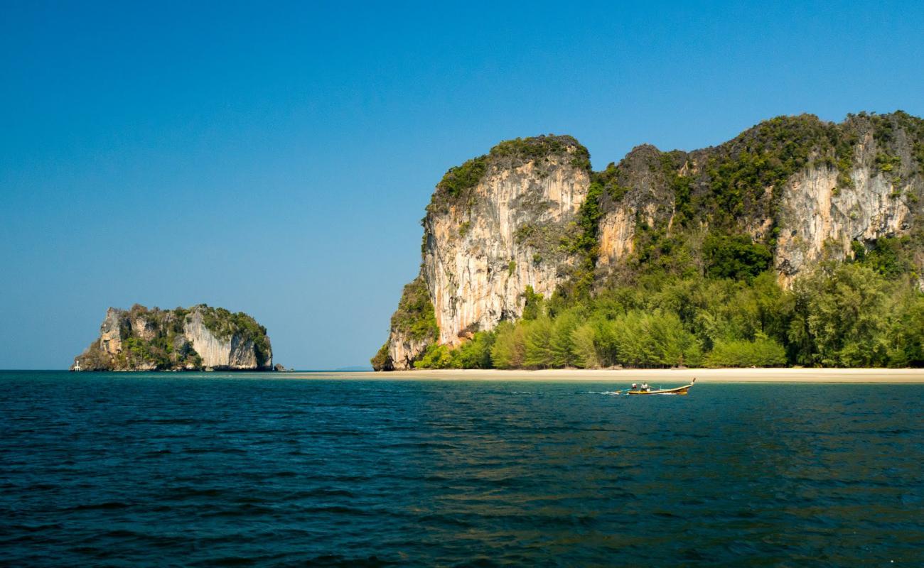 Photo de Chao Mai Beach avec sable beige fin de surface