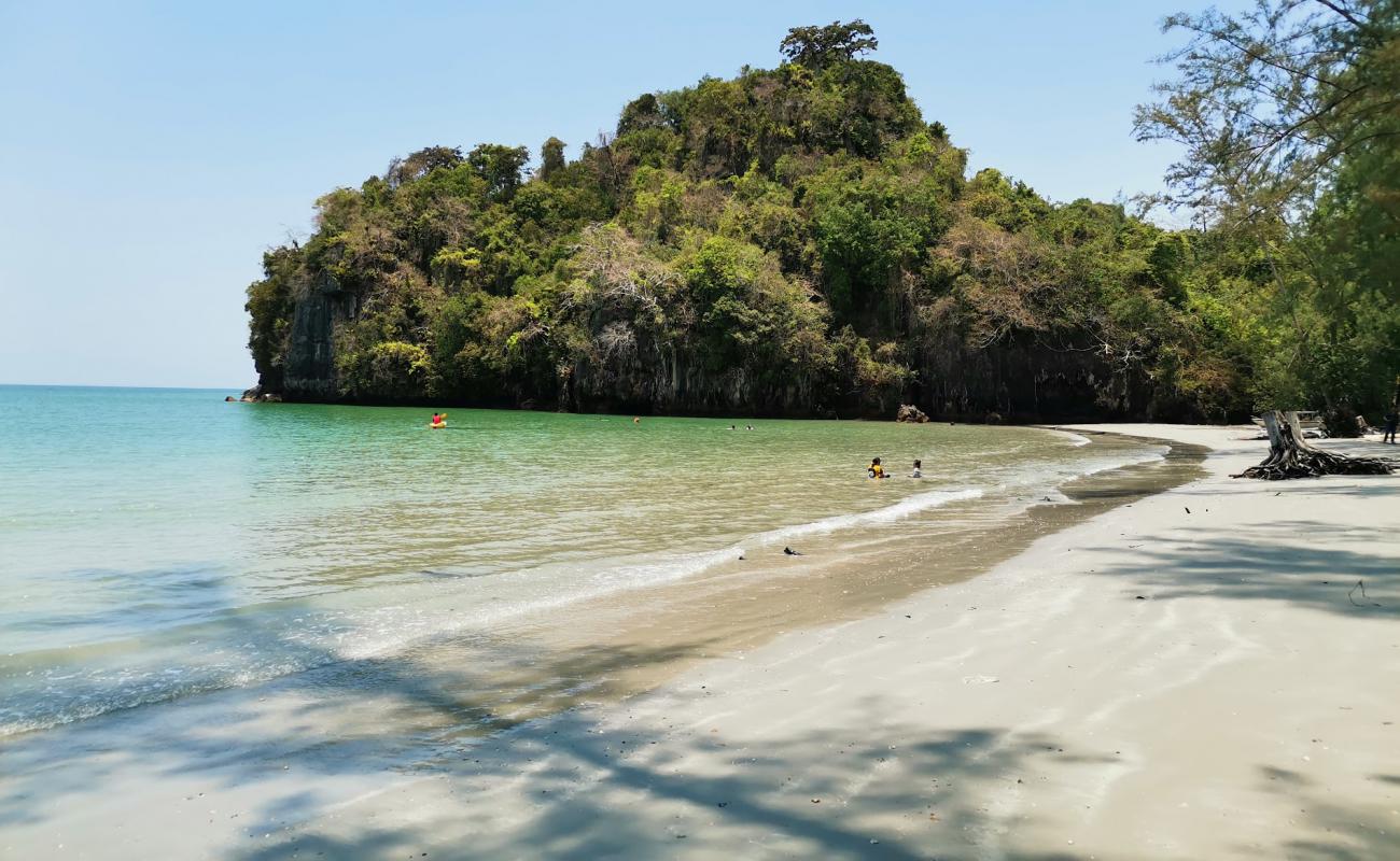 Photo de Yong Ling Beach avec sable beige de surface