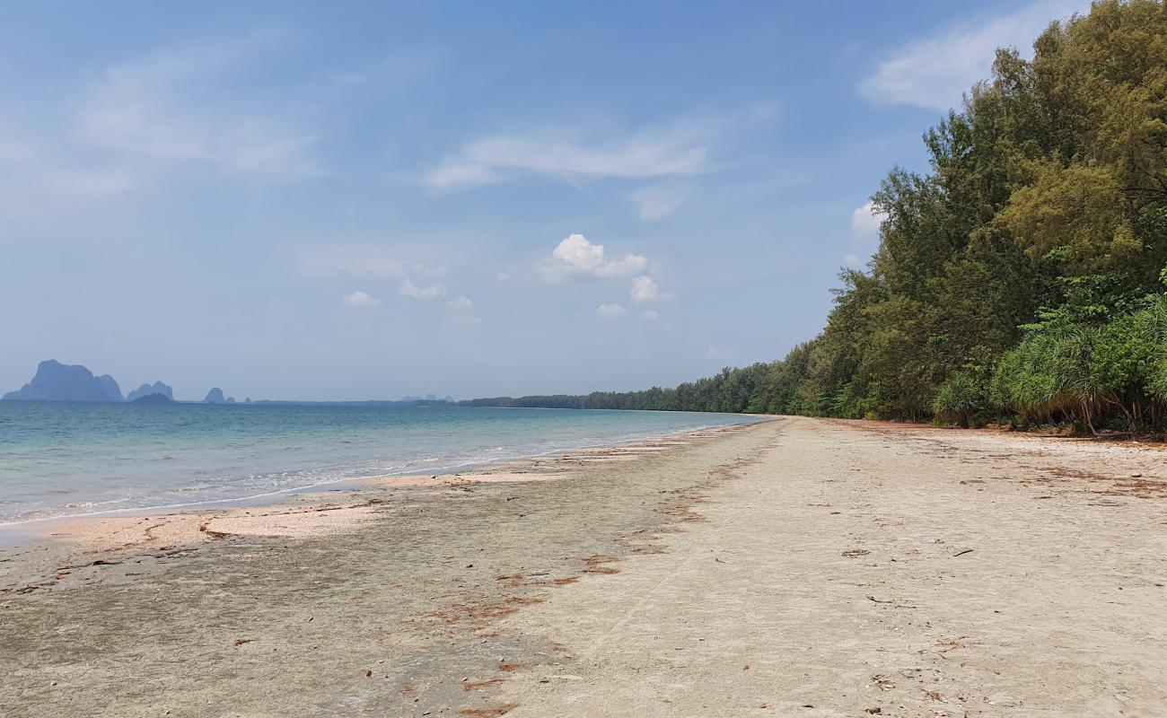 Photo de Yonglam Beach avec sable beige de surface