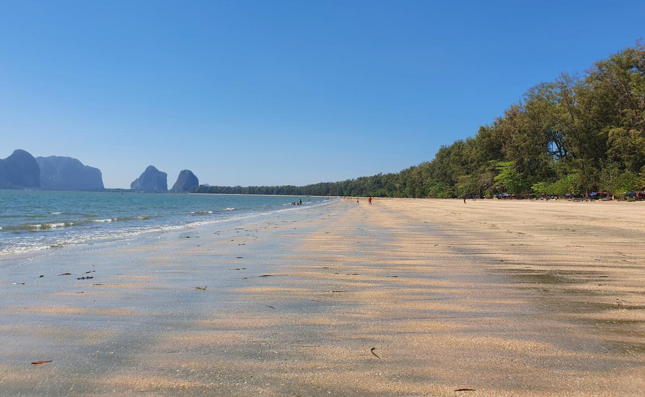 Photo de Pak Meng Beach avec sable gris de surface