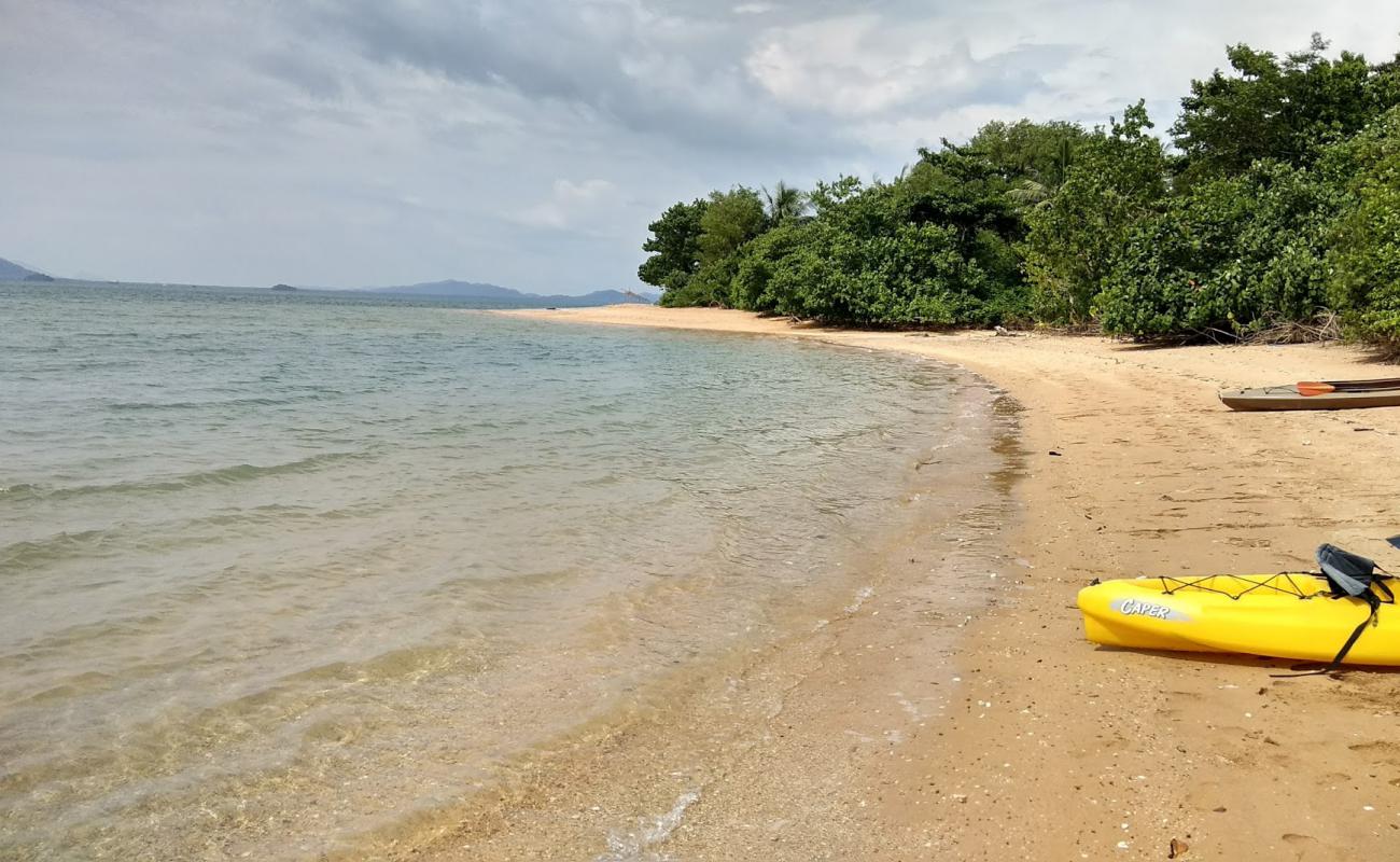 Photo de Redrock Lanta Beach avec sable clair avec caillou de surface