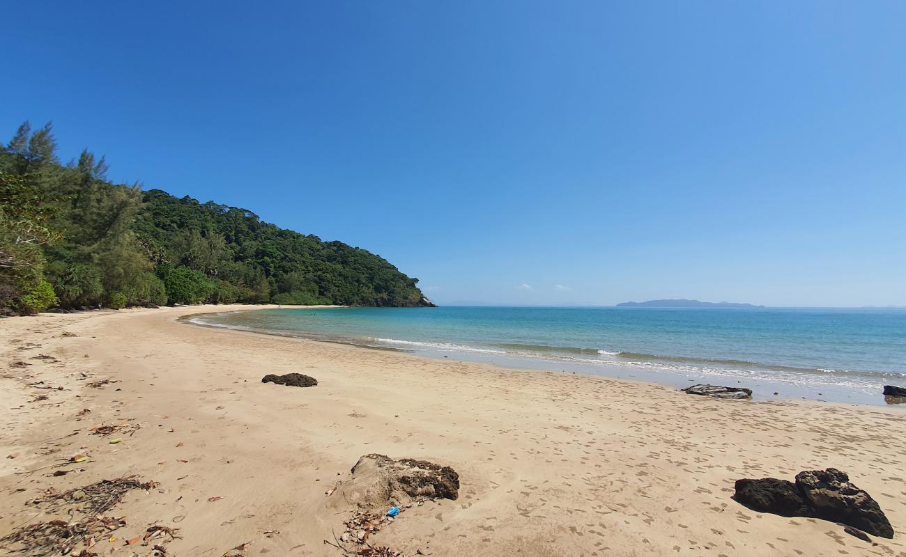 Photo de Mu Ko Lanta Beach avec sable lumineux de surface