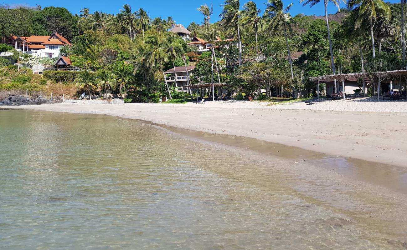 Photo de Khlong Chak Beach avec sable beige de surface