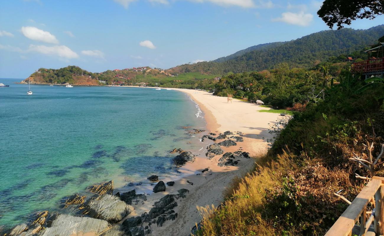 Photo de Bakantiang Beach avec sable beige de surface