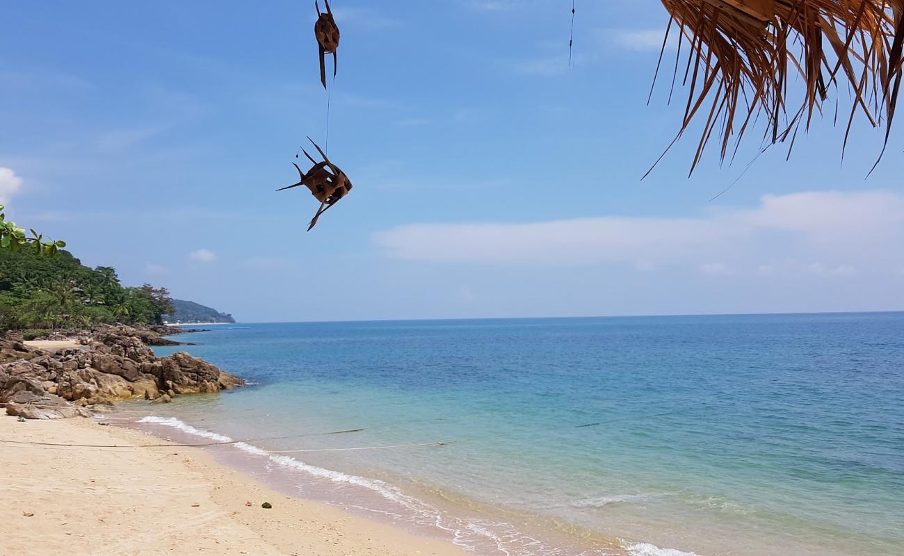 Photo de Klong Tob Beach avec sable beige & pierres de surface