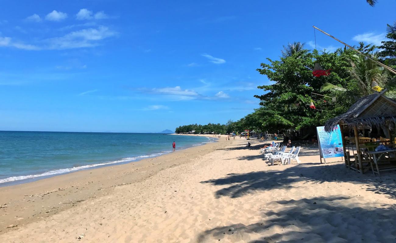 Photo de Klong Khong Beach avec sable brillant et rochers de surface