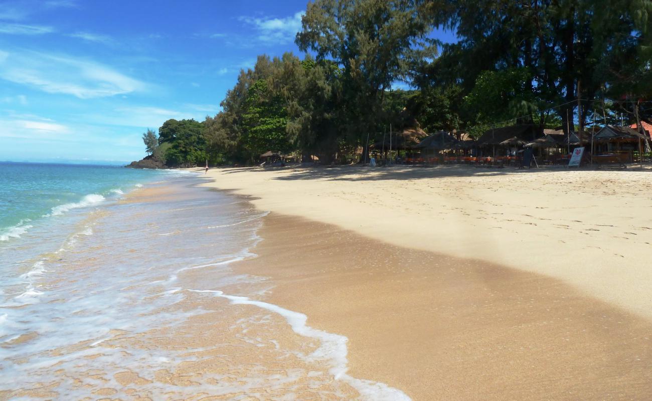 Photo de Pra-Ae Beach avec sable lumineux de surface