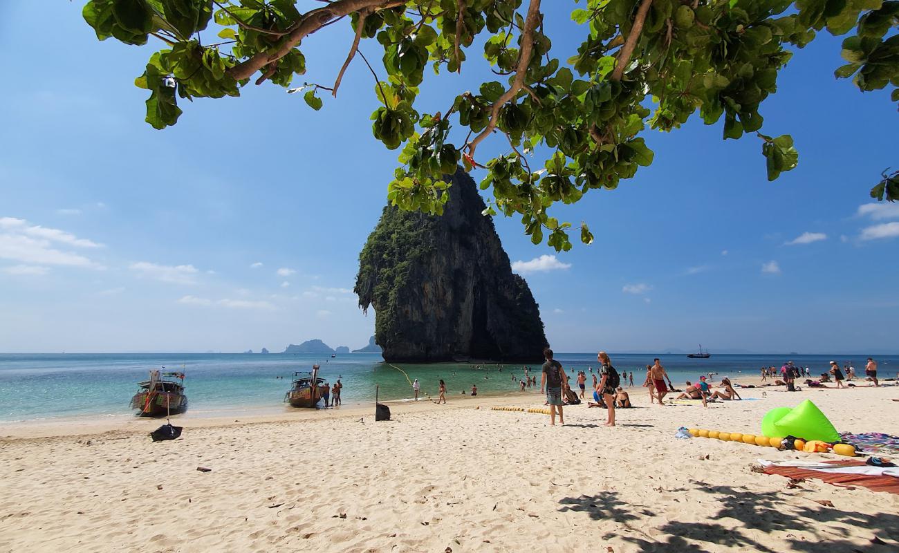 Photo de Plage de la grotte de Phra Nang avec sable fin blanc de surface