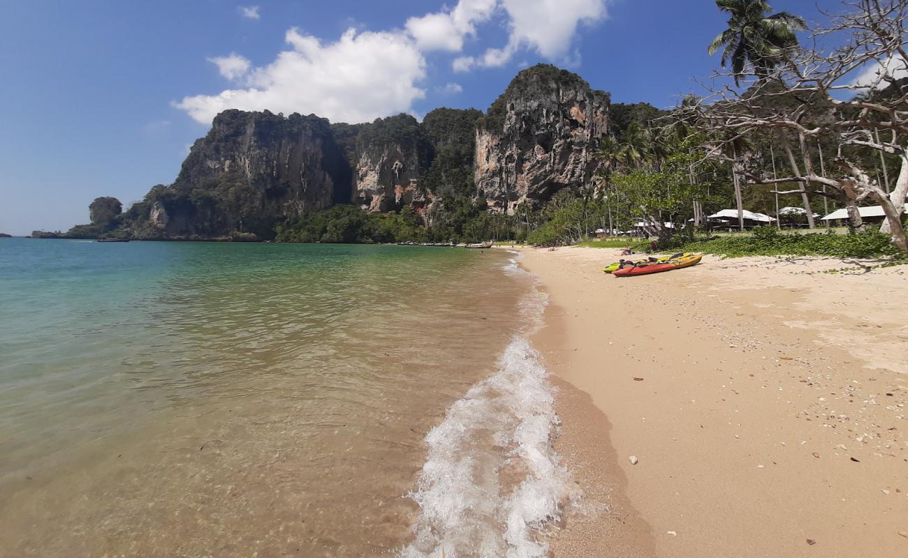 Photo de Tonsai Beach avec sable beige de surface