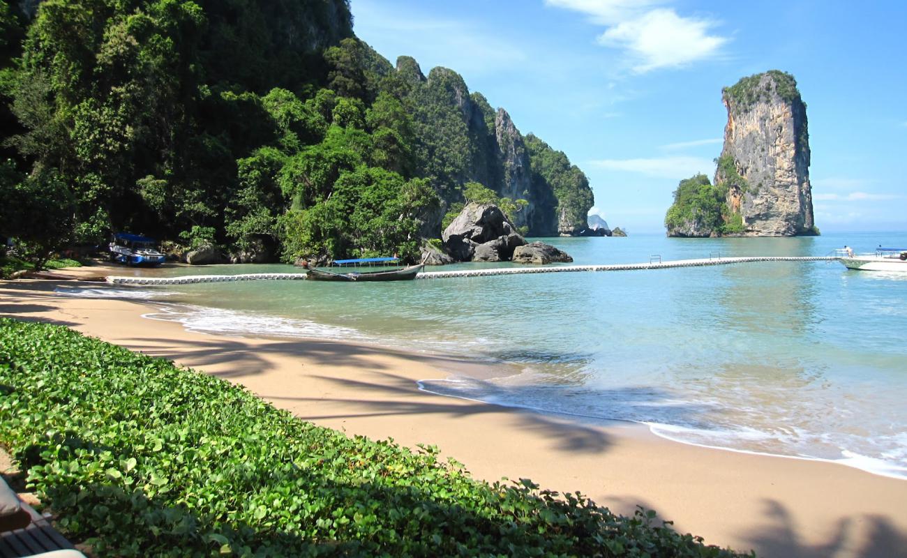 Photo de Pai Plong Beach avec sable beige fin de surface