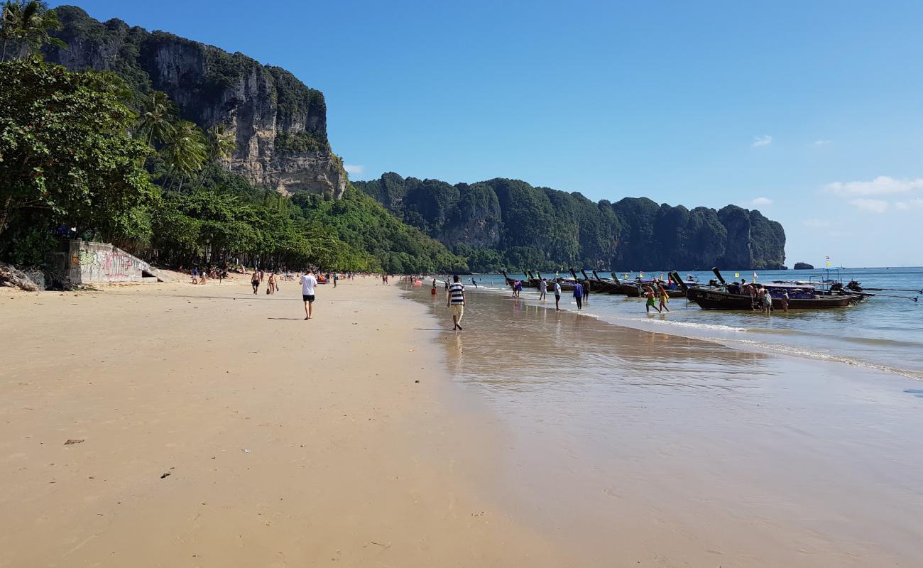 Photo de Ao Nang Beach avec sable beige fin de surface