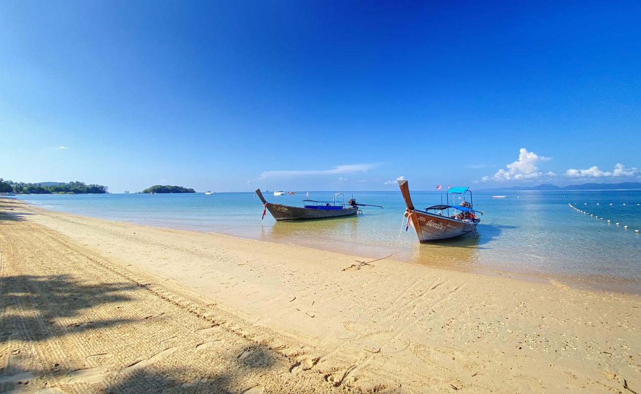 Photo de Koh Kwang Beach avec sable beige de surface