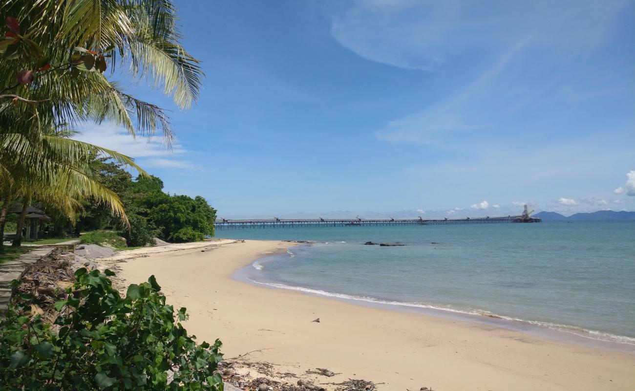 Photo de Laem Bong Beach avec sable brillant et rochers de surface