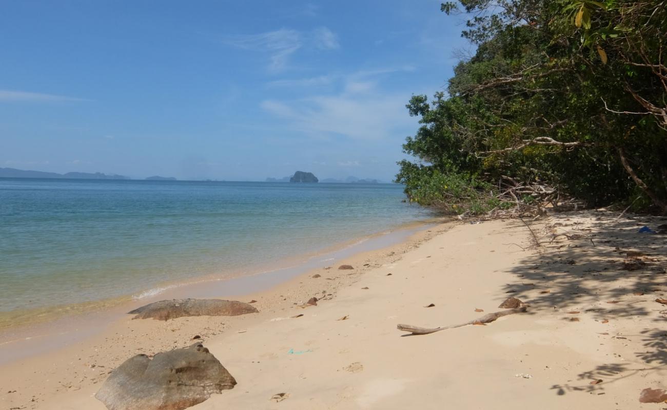 Photo de Silanto Beach avec sable beige de surface