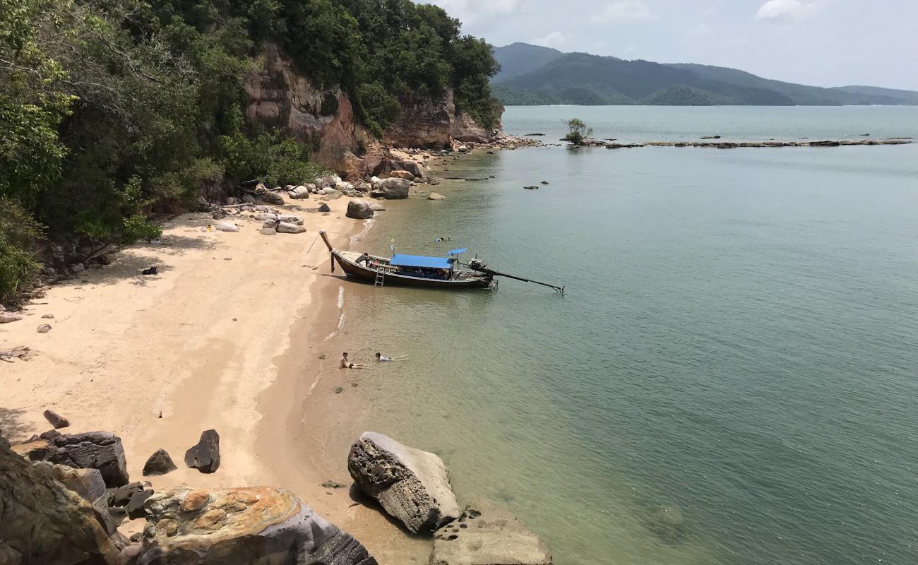 Photo de Laem Chamuk Khwai Beach avec sable beige & pierres de surface