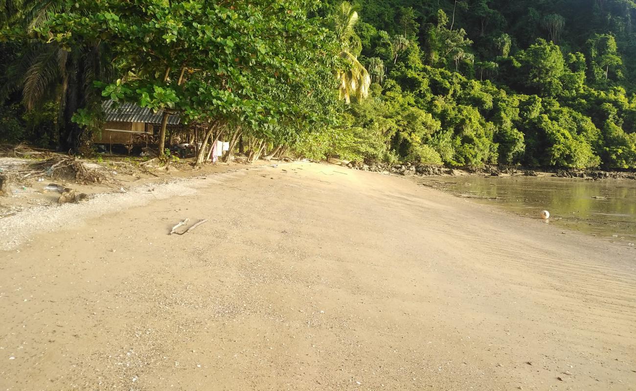 Photo de Makaren Bay Beach avec sable brillant et rochers de surface