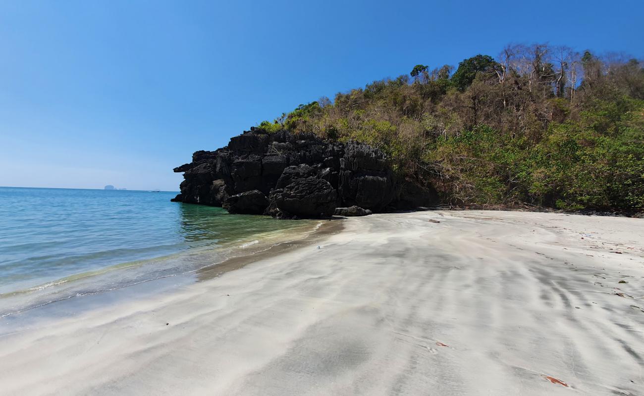 Photo de Gray sand beach avec sable lumineux de surface