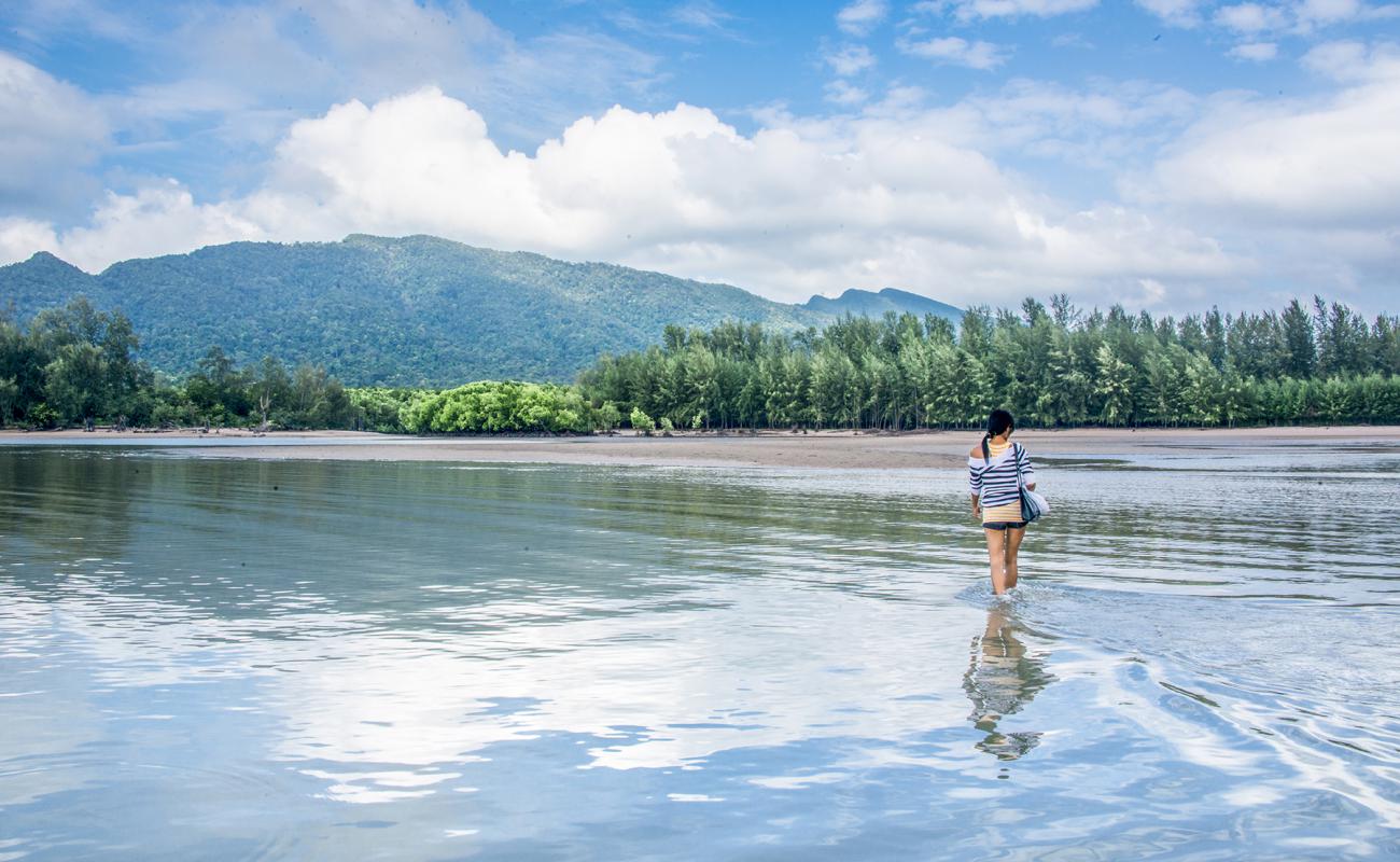 Photo de Ao Taloh Udang Beach avec sable beige fin de surface