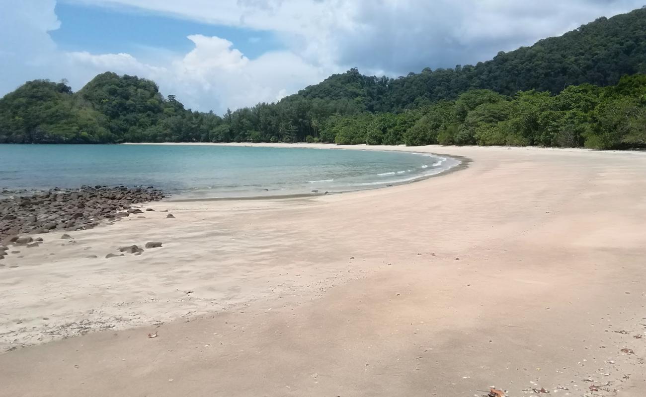 Photo de Mo Lae Bay avec sable beige de surface