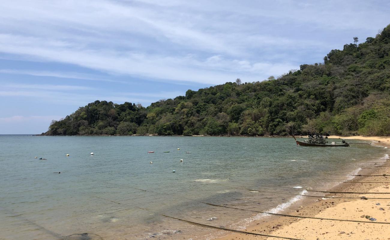 Photo de Mango bay Beach avec sable brillant et rochers de surface