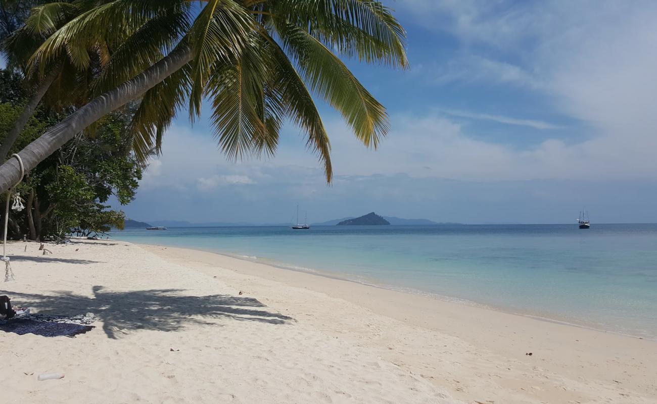 Photo de Plage de Koh Bulon Le avec sable fin blanc de surface