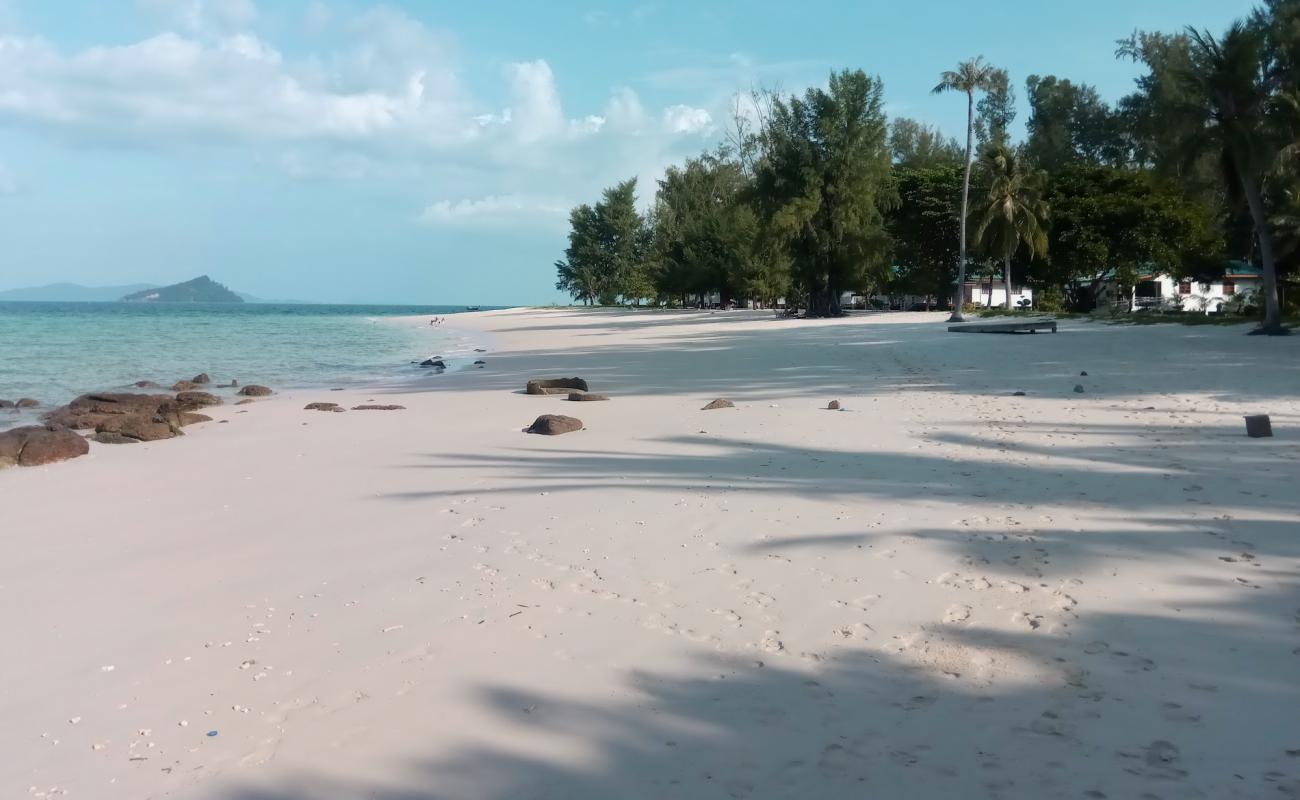 Photo de Koh Bulon Pai Beach avec sable beige fin de surface