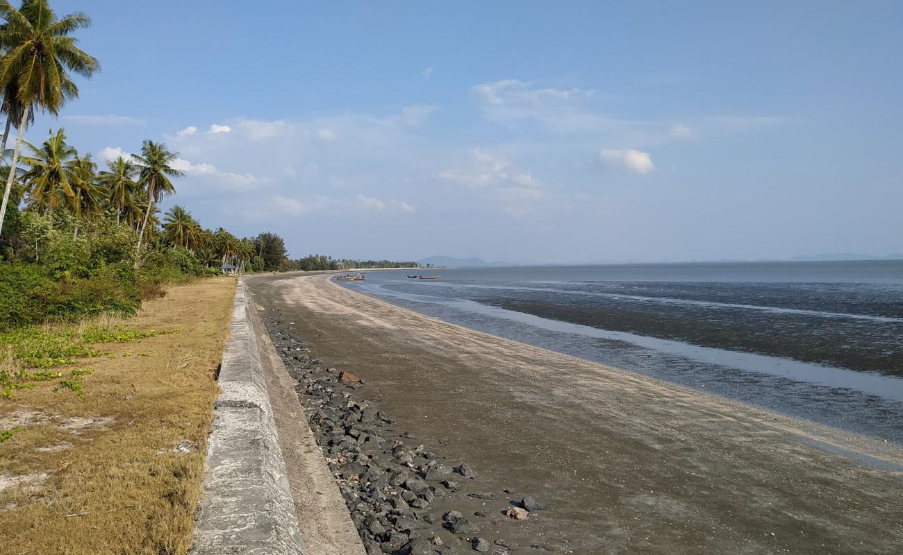 Photo de Ban Thung Beach avec sable beige de surface