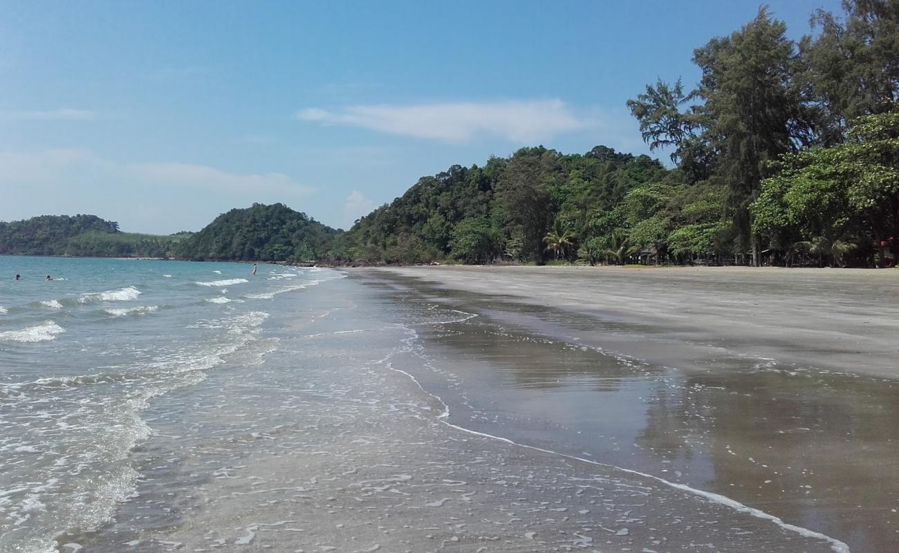 Photo de Sukorn Beach avec sable beige de surface
