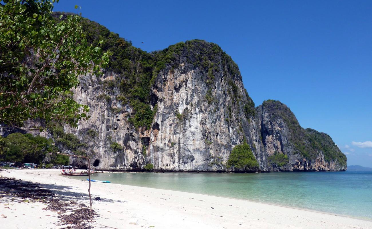 Photo de Koh Lao Liang Beach avec sable blanc de surface