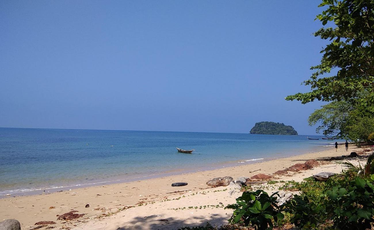 Photo de LangKhao Beach avec sable beige & pierres de surface