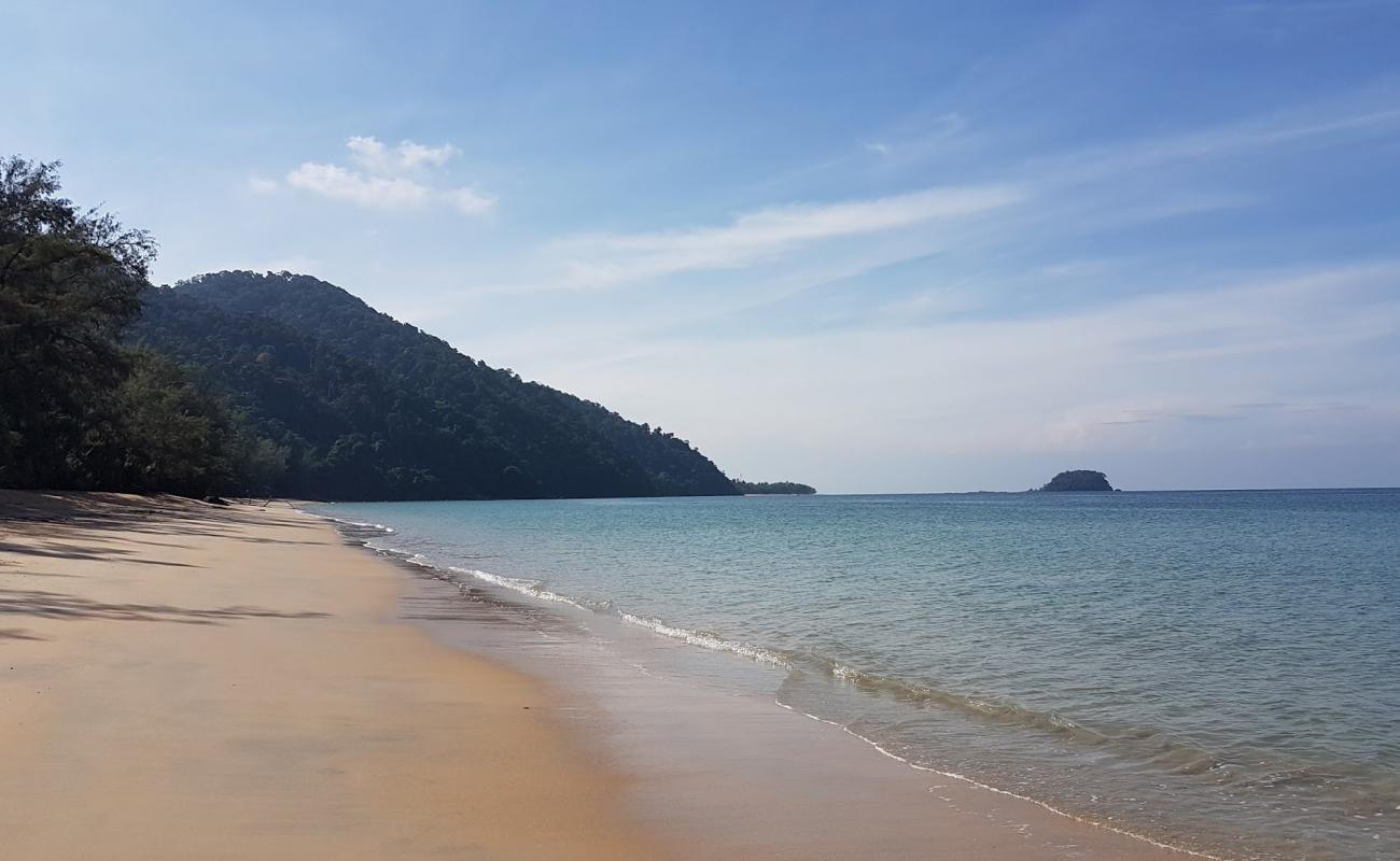 Photo de Tung Yaka Beach avec sable beige fin de surface